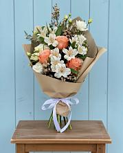 Букет цветов из:  Альстромерии, Лизиантусы, Розы и Хризантемы в Черусти